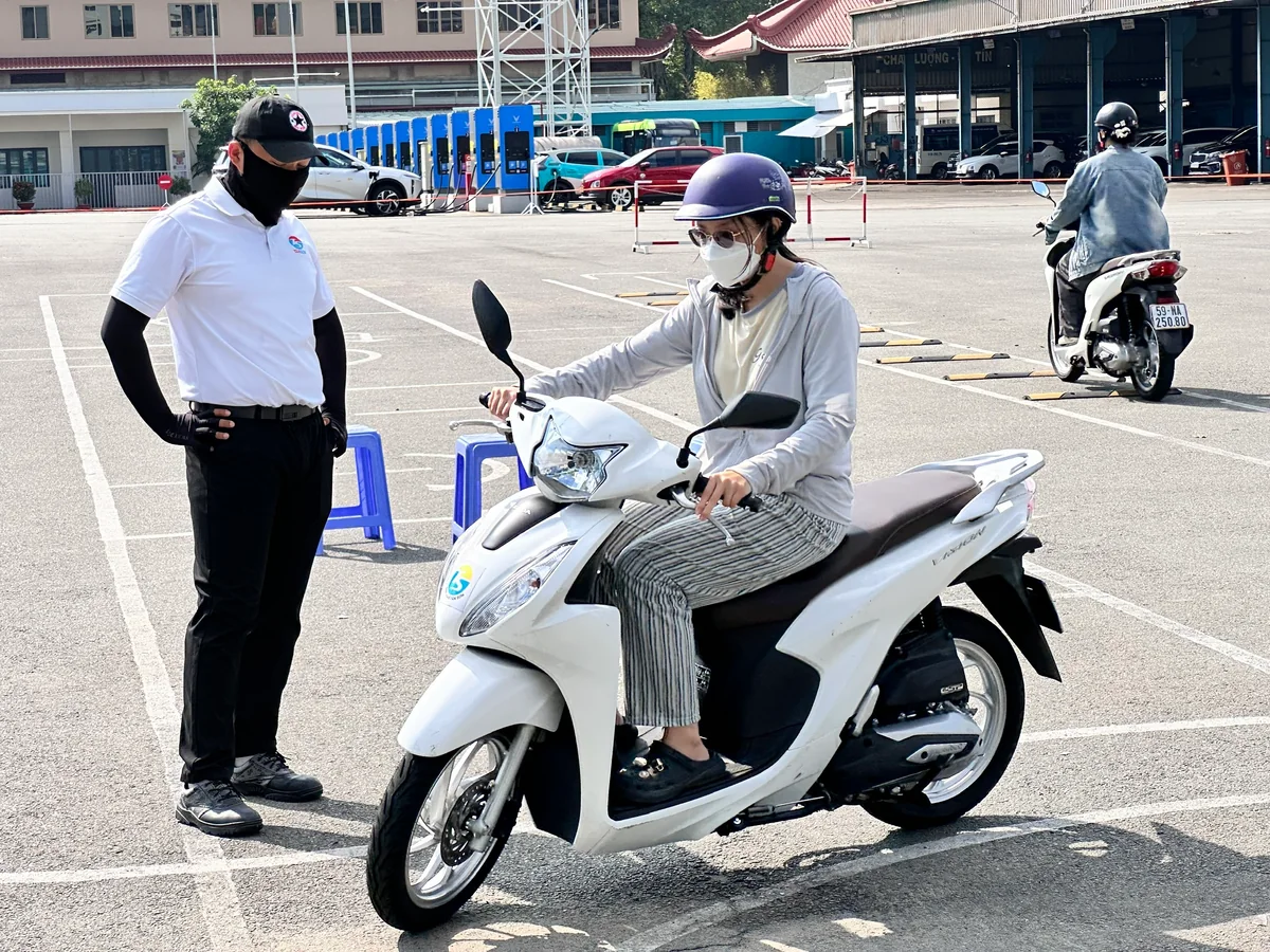 Giáo viên Dạy Nghề Tân Sơn hướng dẫn học viên tập xe tay ga