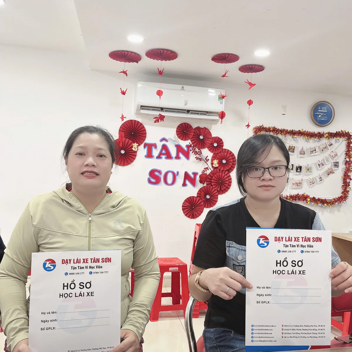 Học viên cùng hồ sơ trong ngày nhận bằng tại Dạy Nghề Tân Sơn
