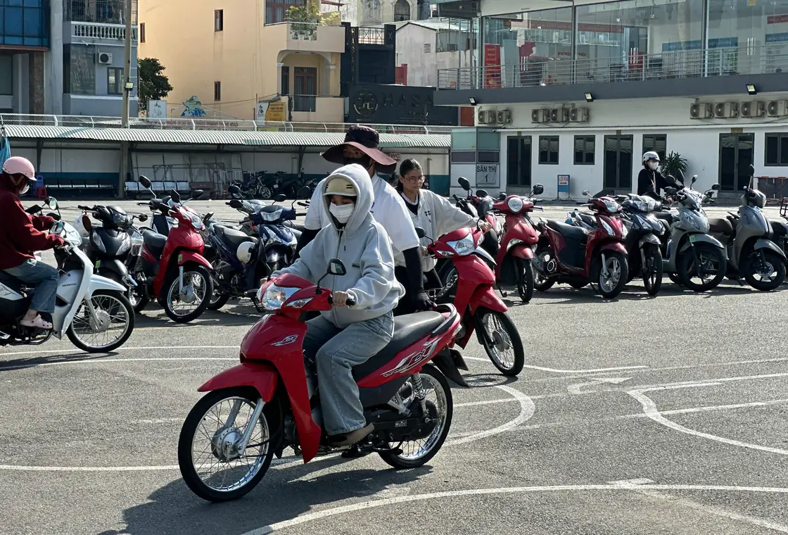 Người học làm quen xe mô tô tại sân tập