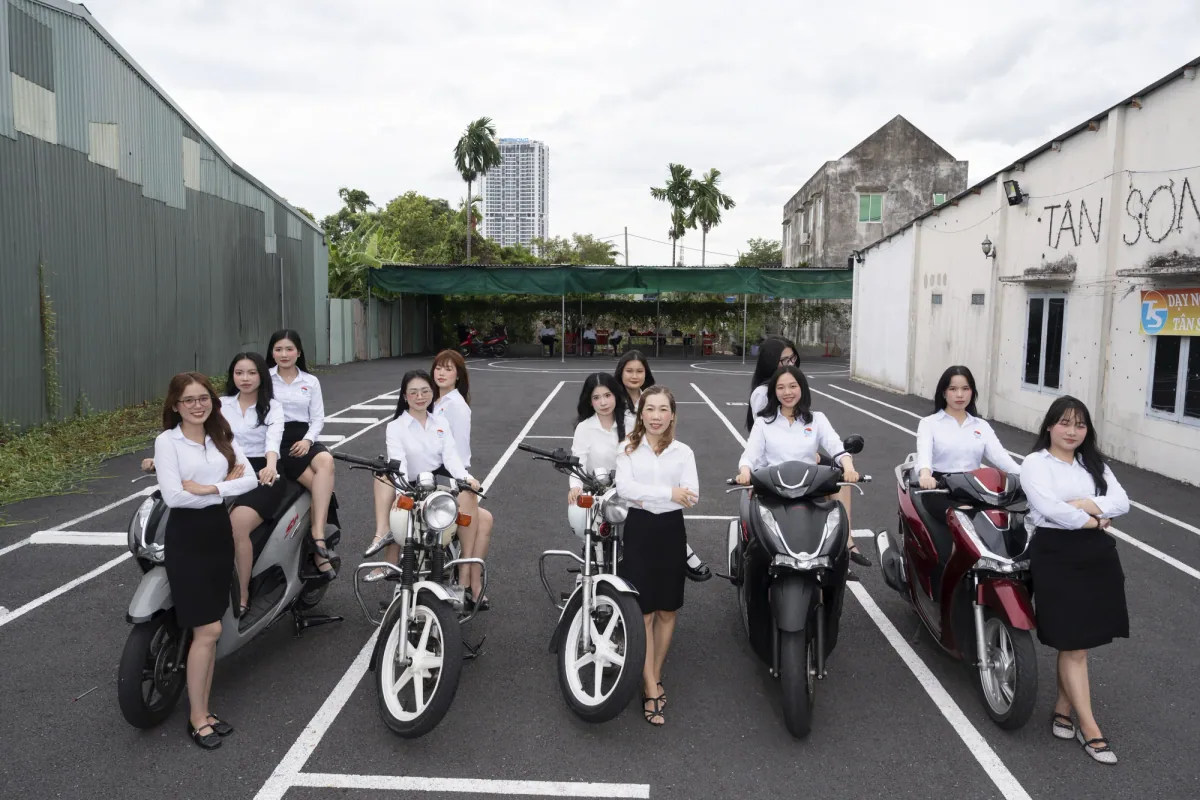 Đội ngũ nhân viên nữ Tân Sơn cùng xe tập