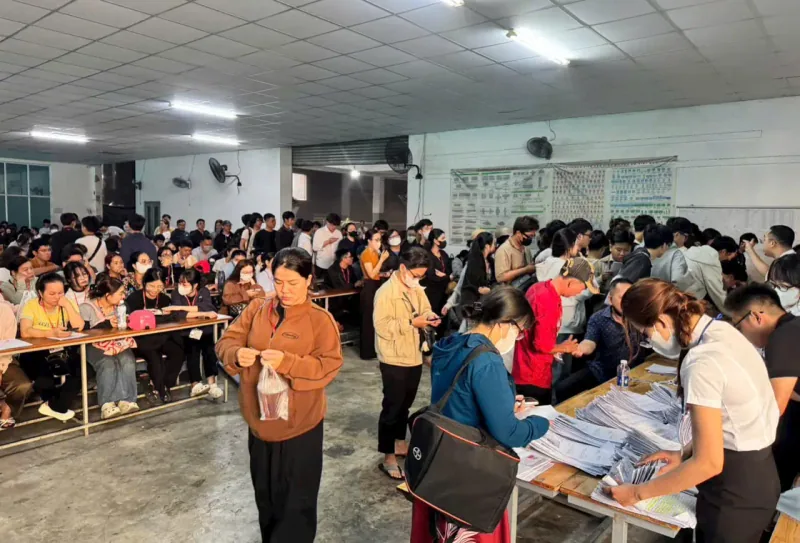Thầy Tuấn hỗ trợ học viên trong ngày thi