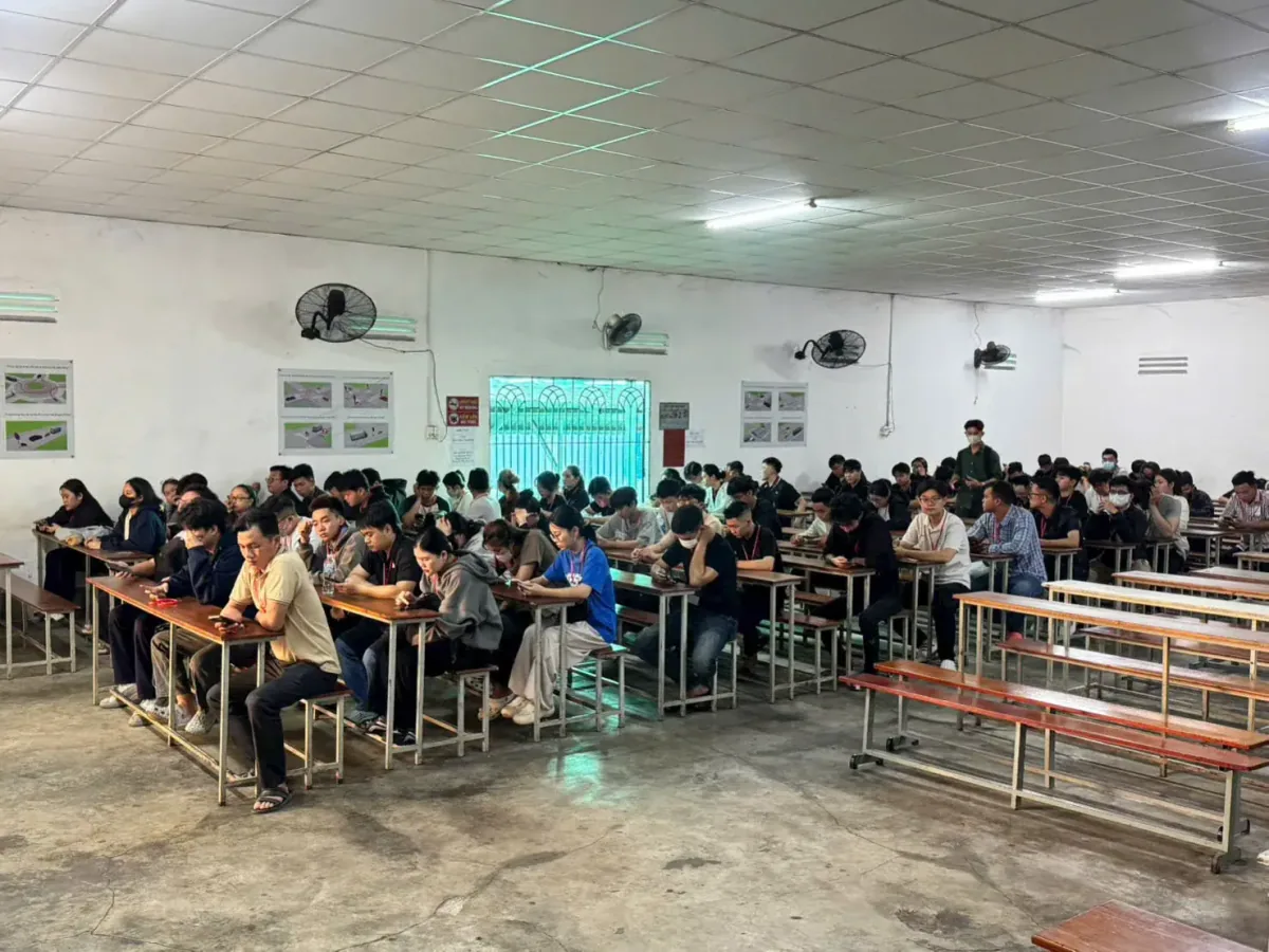 Học viên được hướng dẫn quy trình trong ngày thi bằng lái xe máy