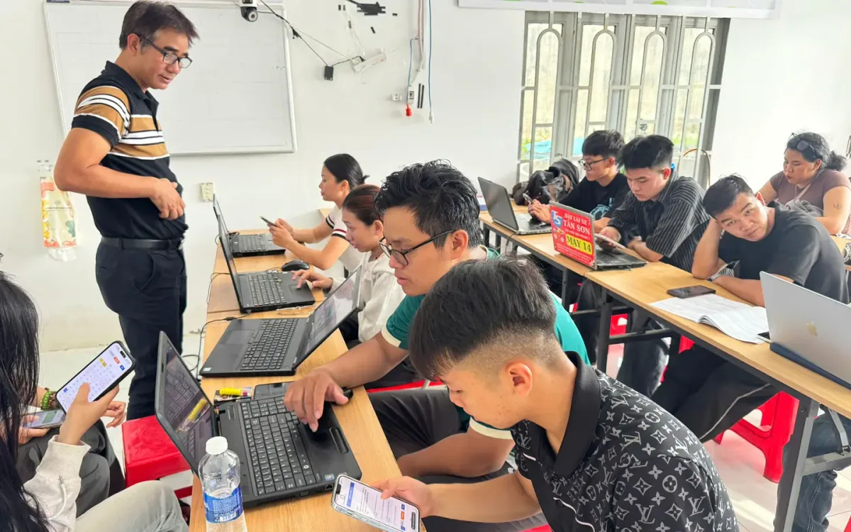 Lớp học viên A1 và hạng A ôn lý thuyết cùng giáo viên tại Tân Sơn