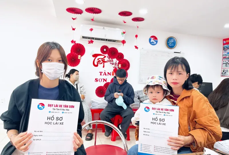 Học viên hoàn tất hồ sơ học lái xe tại văn phòng Tân Sơn