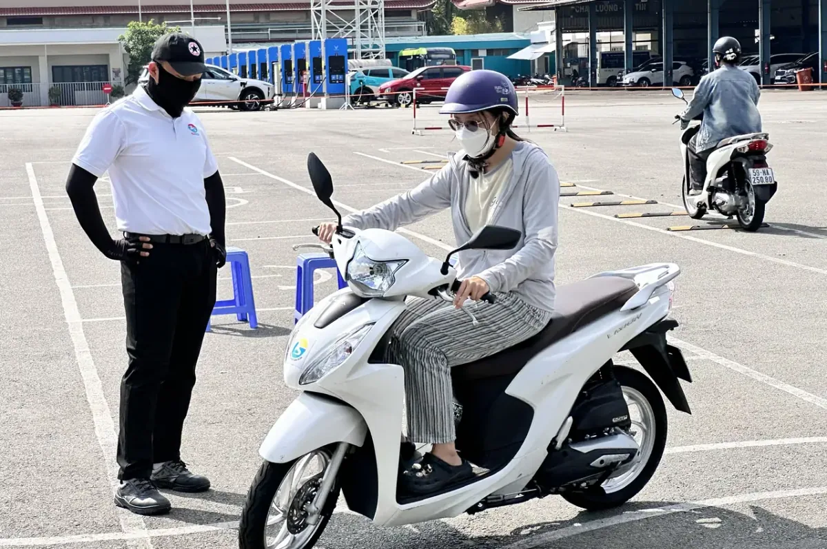 Thầy Tuấn hướng dẫn học viên chuẩn bị thi bằng lái xe máy A1 tại sân tập