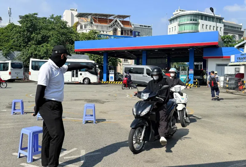 Học viên tập xe A1 trên sân