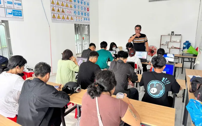 Học viên luyện lý thuyết thi bằng lái xe máy trên máy tính