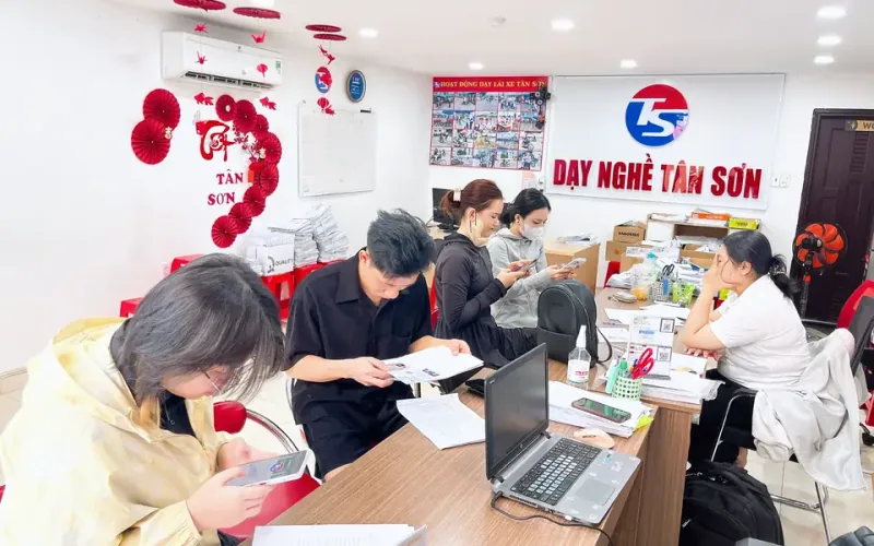 Học viên được tư vấn học phí và hồ sơ tại văn phòng