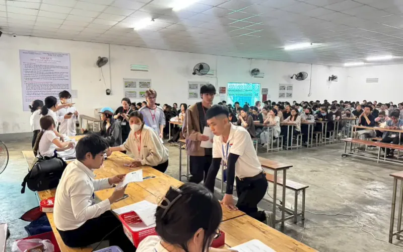 Đông học viên được hỗ trợ trong ngày thi bằng lái xe máy