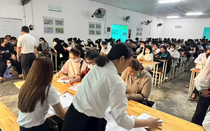 Học viên chờ tập và thi bằng lái xe A1 tại sân