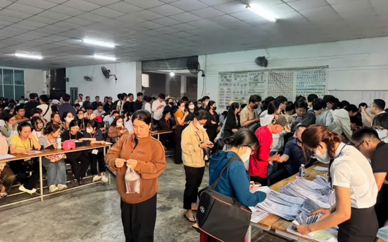Học viên được hướng dẫn thủ tục trong ngày thi bằng lái xe máy