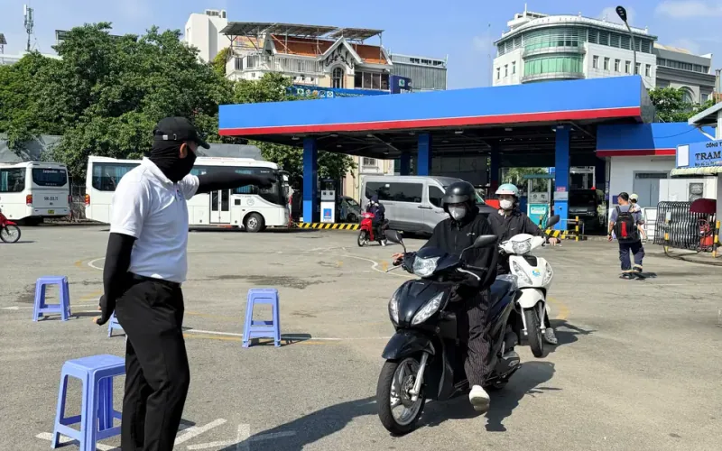Thầy Tuấn hướng dẫn học viên yếu tay lái tập xe A1 tại sân Phổ Quang
