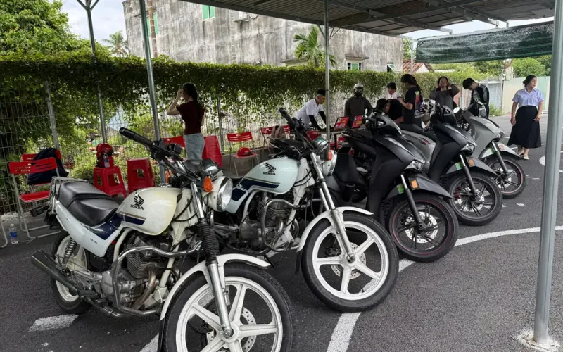 Học viên tập xe phân khối lớn cho giấy phép hạng A
