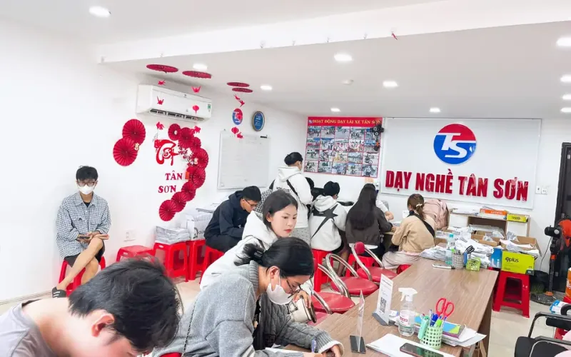 Thầy Tuấn hướng dẫn học viên trong ngày thi bằng lái xe A1 tại TP.HCM