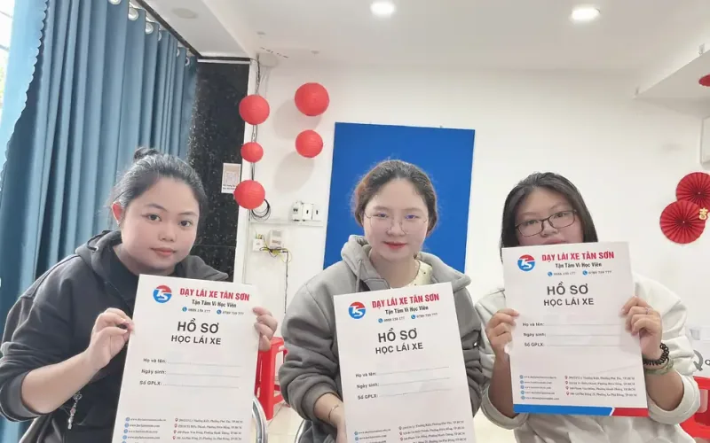 Học viên nhận kết quả sau khi hoàn thành kỳ thi bằng lái xe máy