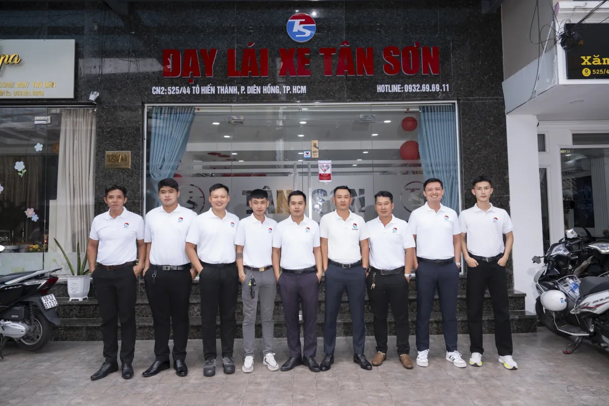 Tập thể giáo viên Tân Sơn trước văn phòng