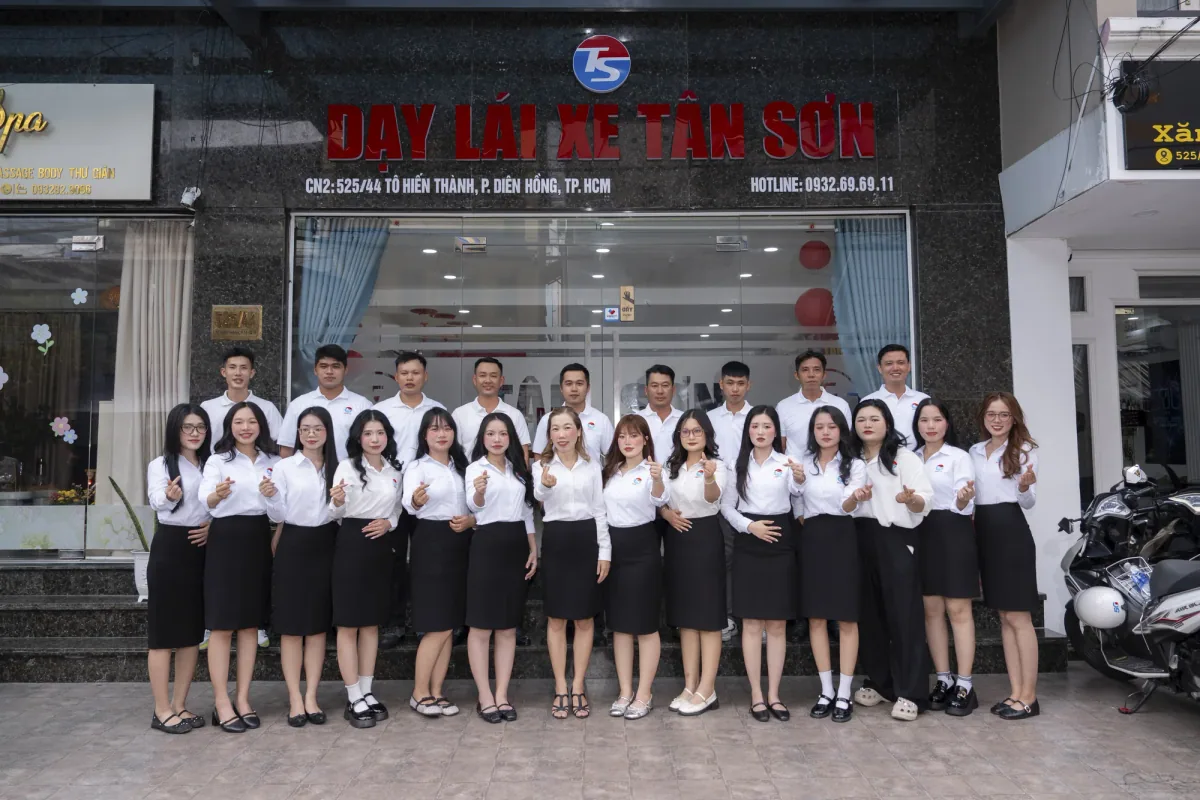 Đội ngũ nhân viên nữ Tân Sơn tại văn phòng