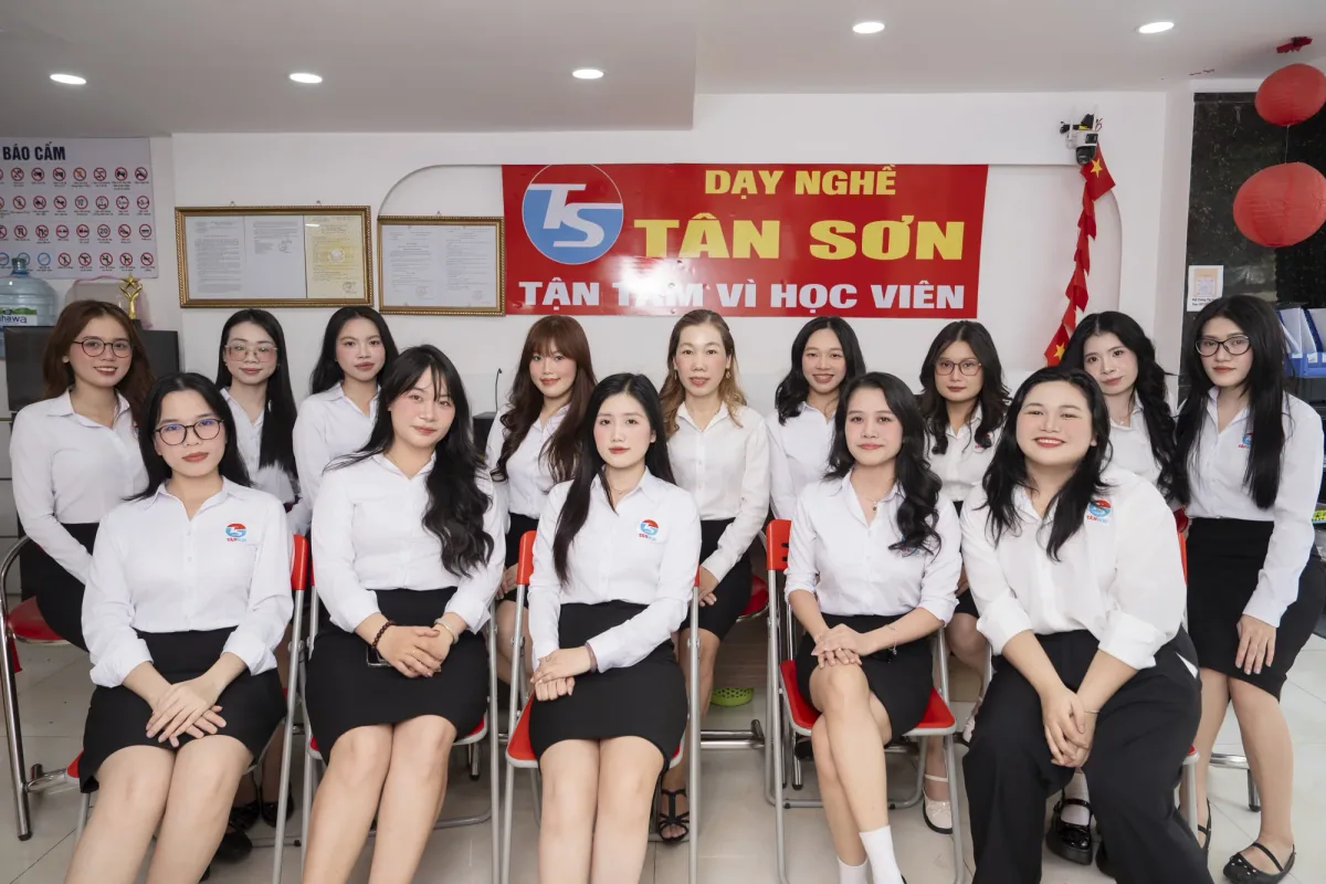 Tập thể giáo viên và nhân viên Tân Sơn trong không gian văn phòng
