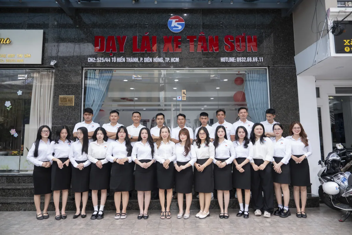 Tập thể thầy cô trước văn phòng Tân Sơn tại 525/44 Tô Hiến Thành, TP.HCM
