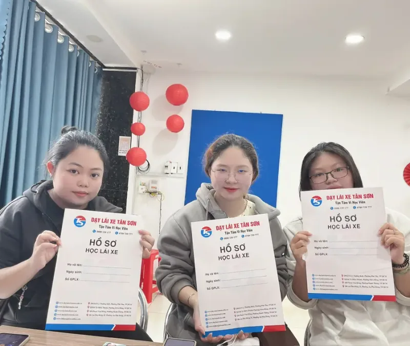 Học viên được hỗ trợ hoàn tất hồ sơ tại văn phòng