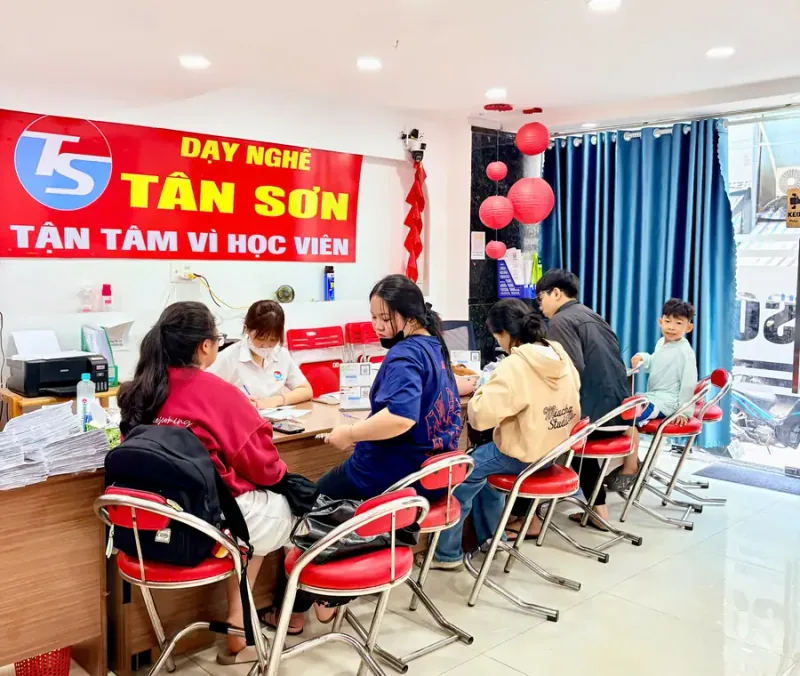 Học viên được kiểm tra hồ sơ tại văn phòng Tân Sơn