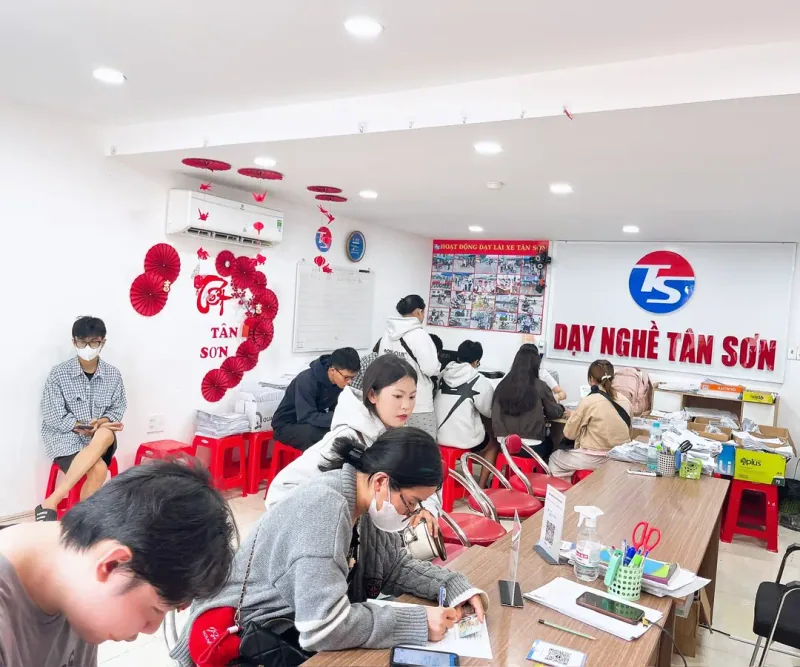 Học viên làm thủ tục tại văn phòng ghi danh