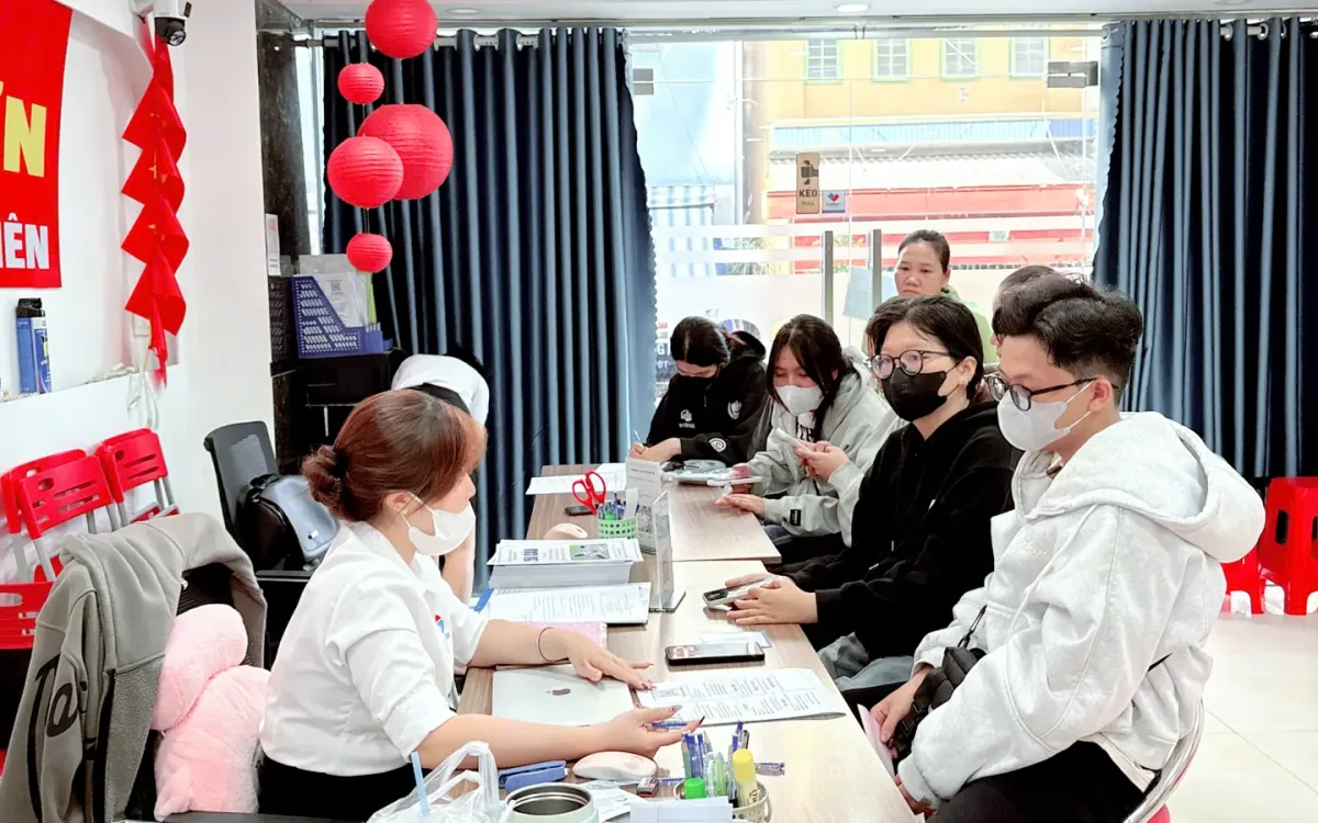 Học viên hoàn thiện hồ sơ tại văn phòng ghi danh