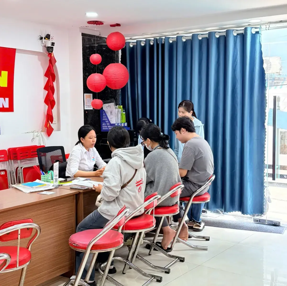 Tư vấn và kiểm tra hồ sơ tại văn phòng ghi danh